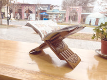 Load image into Gallery viewer, Wooden Book Stand - 木製iPadスタンド（クルミの木）-25cm
