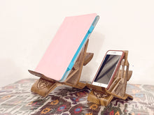 画像をギャラリービューアに読み込む, Wooden Book Stand - 木製iPadスタンド（クルミの木）-25cm
